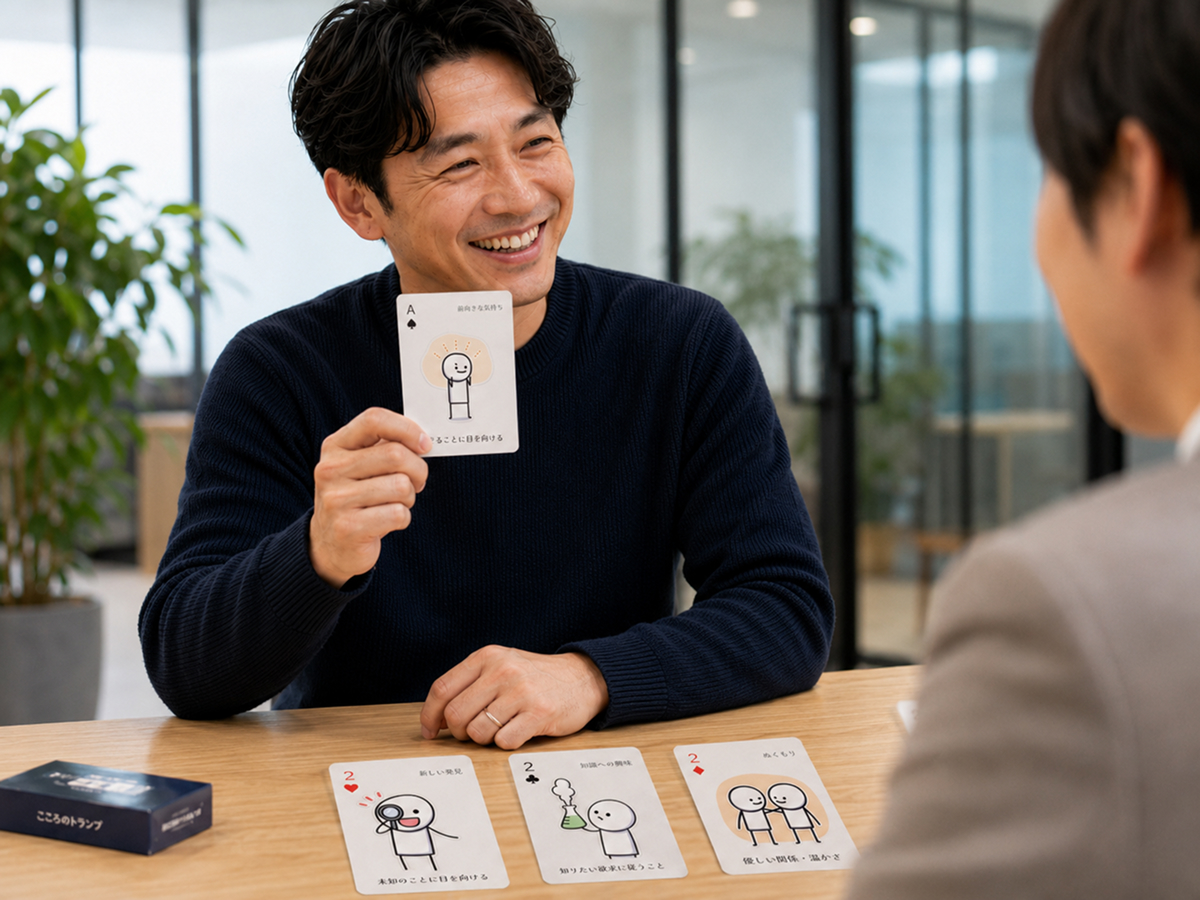 カードを手に取り考える人